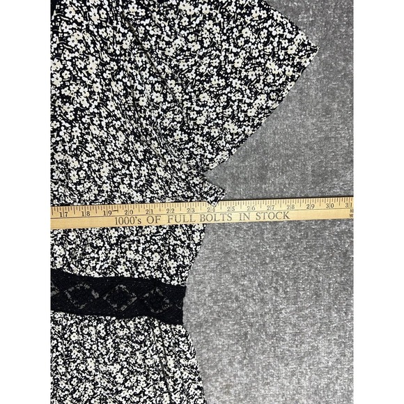 Lane Bryant Flutter Sleeve Lace Trim‎ Floral Top Womens Size 22 Black Viscose - Picture 6 of 7